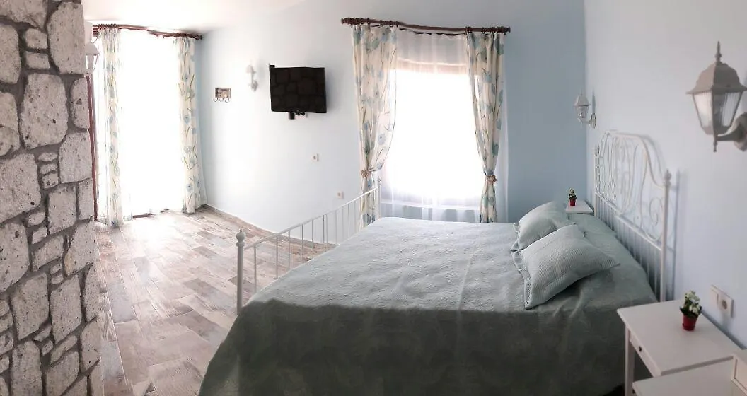 Beyaz Tas Butik Otel Ayvalı